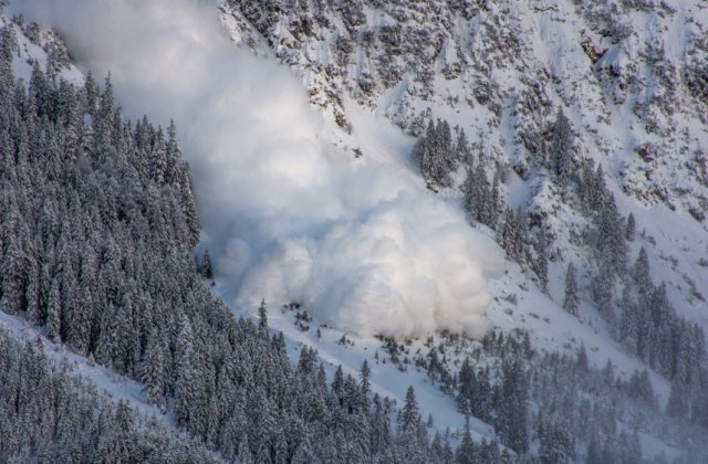 Risc major de avalanșe, la munte, p&acirc;nă miercuri seară. ANM anunță nivel de alertă gradul 4 &icirc;n Carpații Occidentali și &icirc;n vestul celor Meridionali