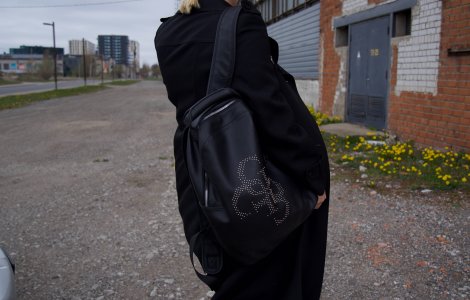 5 motive pentru a purta o geantă Guess