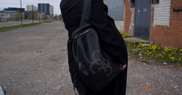 5 motive pentru a purta o geantă Guess