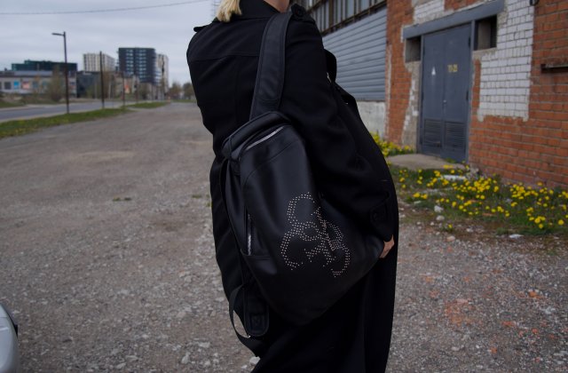 5 motive pentru a purta o geantă Guess