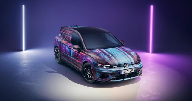 Primele imagini oficiale cu Volkswagen Golf GTI facelift: butoane fizice pe volan și tehnologie ChatGPT