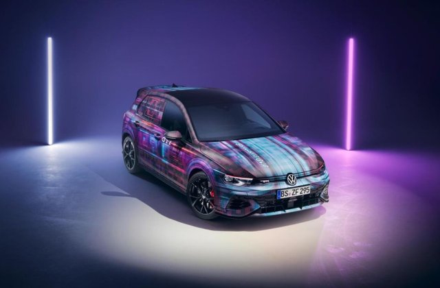 Primele imagini oficiale cu Volkswagen Golf GTI facelift: butoane fizice pe volan și tehnologie ChatGPT