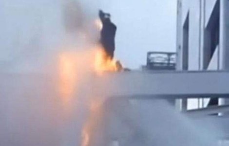  Video  Un japonez s-a incendiat la Tokyo din motive politice