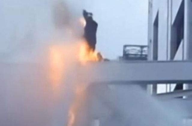 [Video] Un japonez s-a incendiat la Tokyo din motive politice