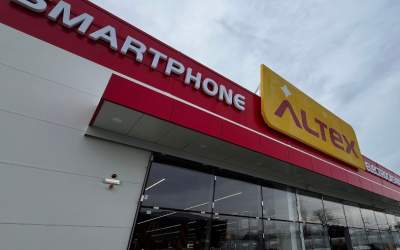 Altex își extinde rețeaua și...