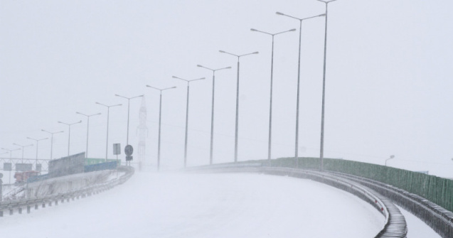 ANM: Trei județe, sub avertizări cod portocaliu de vreme severă. Rafale de peste 120 km/h la munte