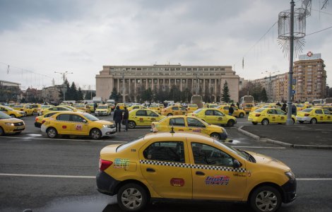 Taximetriștii din București au ieșit la protest. „Nu vă mai bateți joc de noi, dați străinii afară”