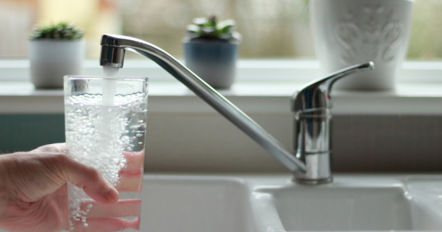 Doar aproape 3 din 10 români cred că apa de la robinet este sigură pentru consumul întregii familii