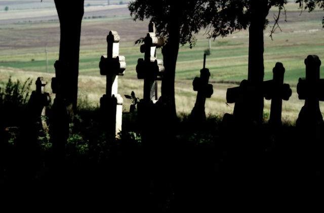Jennifer Aniston si sotul ei organizeaza picnicuri romantice in cimitire