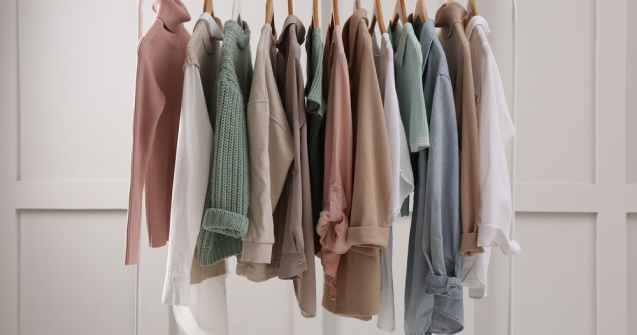 Minimalism în modă: trucuri pentru a te îmbrăca simplu și elegant