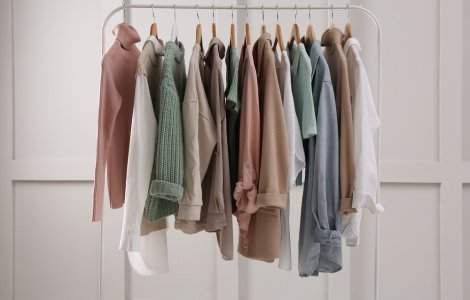 Minimalism în modă: trucuri pentru a te îmbrăca simplu și elegant