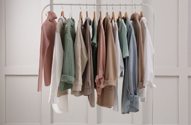 Minimalism &icirc;n modă: trucuri pentru a te &icirc;mbrăca simplu și elegant