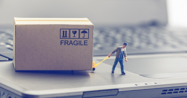 Vrei să expediezi internațional un colet? Află cum se calculează taxa de livrare