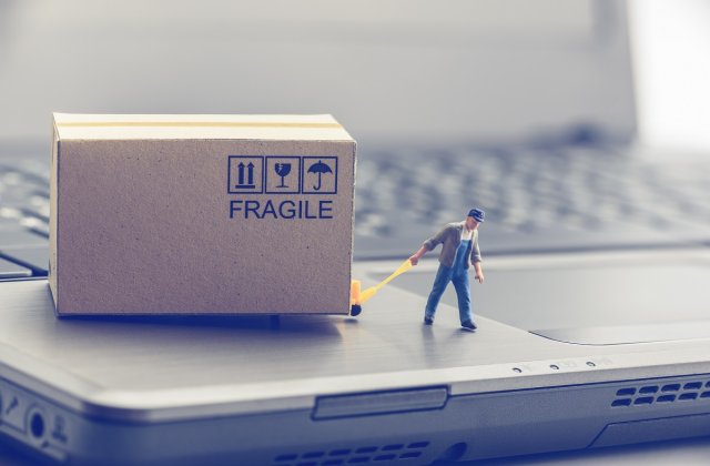 Vrei să expediezi internațional un colet? Află cum se calculează taxa de livrare!