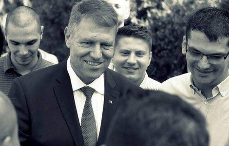 Klaus Iohannis isi lanseaza volumul autobiografic la Targul Gaudeamus