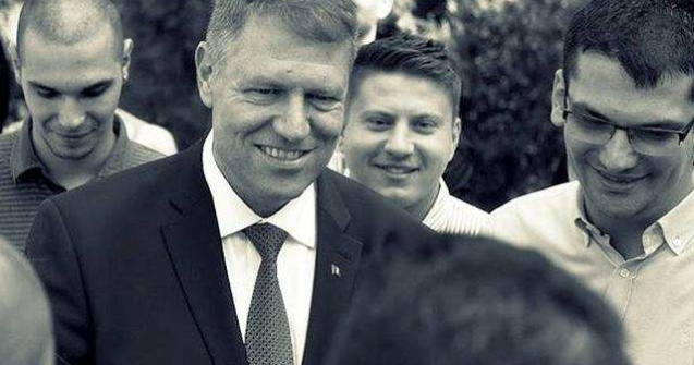 Klaus Iohannis isi lanseaza volumul autobiografic la Targul Gaudeamus