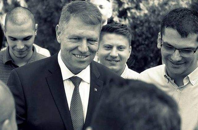 Klaus Iohannis isi lanseaza volumul autobiografic "Pas cu Pas", miercuri, la Gaudeamus