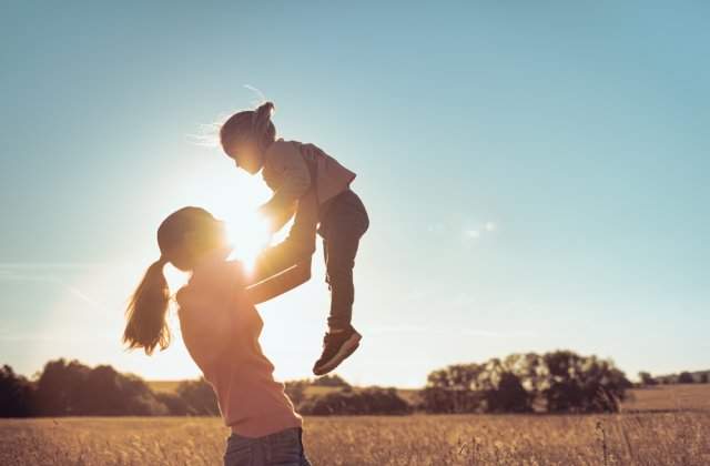 Părinții, ghizi pentru copiii lor. Sfaturi practice pentru susținerea copiilor introvertiți