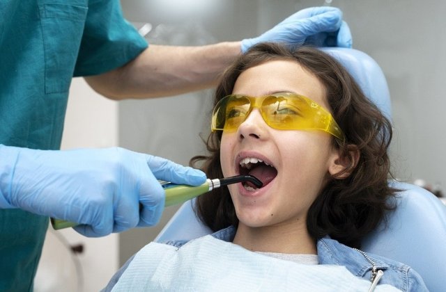Tratamentul laser &icirc;n stomatologia pediatrică - ce afecțiuni dentare poate trata?
