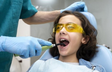 Tratamentul laser în stomatologia pediatrică - ce afecțiuni dentare poate trata?