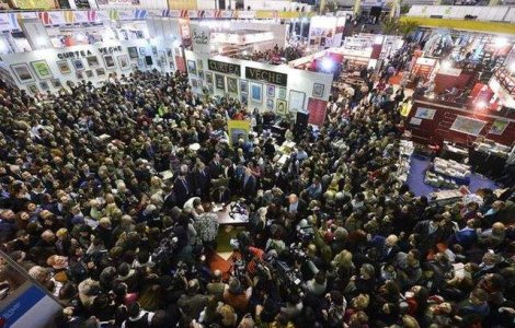 Iohannis si-a lansat autobiografia in prezenta a 2.000 de oameni