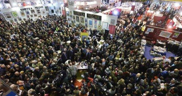 Iohannis si-a lansat autobiografia in prezenta a 2.000 de oameni