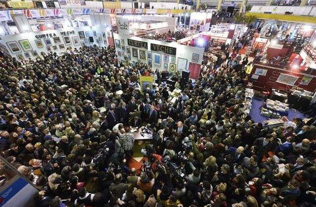 Iohannis si-a lansat autobiografia in prezenta a 2.000 de oameni