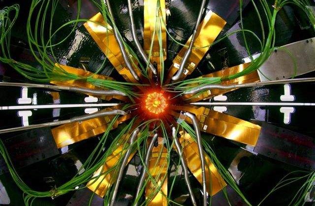 Fizicienii de la CERN au descoperit doua noi particule