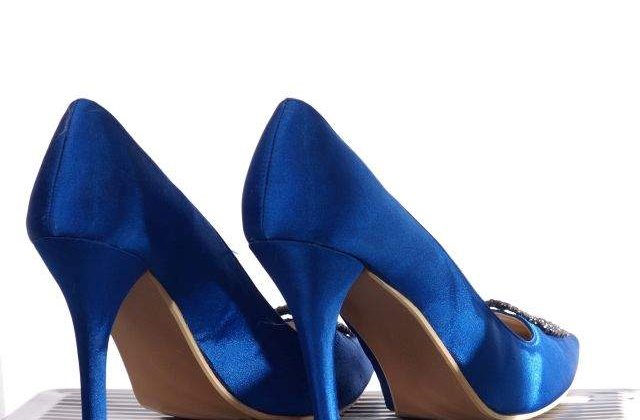 Barbatii, mai dispusi sa le ajute pe femeile care poarta pantofi cu toc inalt