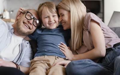 8 motive să fii părinte la...