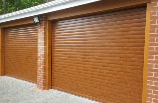 Pentru protecția bunurilor și a mașinii tale alege o ușă de garaj tip rulou 