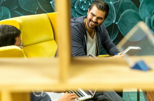 Biroul trebuie să se potrivească at&acirc;t angajaților introvertiți, c&acirc;t și celor extrovertiți pentru a susține colaborarea și productivitatea