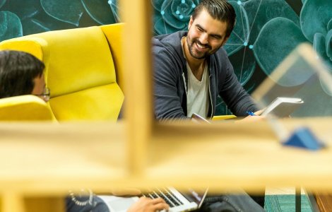 Biroul trebuie să se potrivească atât angajaților introvertiți, cât și celor extrovertiți pentru a susține colaborarea și productivitatea