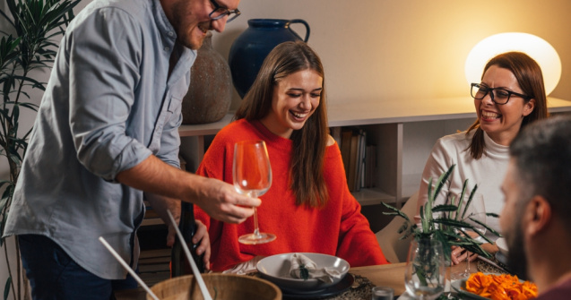 Reguli de etichetă la mesele festive, inspirate din protocoalele restaurantelor