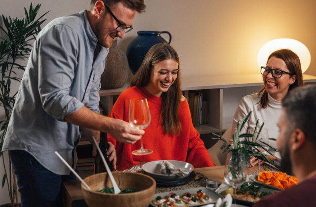 Reguli de etichetă la mesele festive, inspirate din protocoalele restaurantelor 