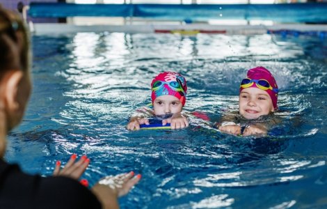 Cursuri de inițiere în înot pentru copii: Descoperă prețurile și locațiile surprinzătoare din București