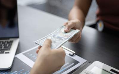 Românii, fani ai cash-ului,...