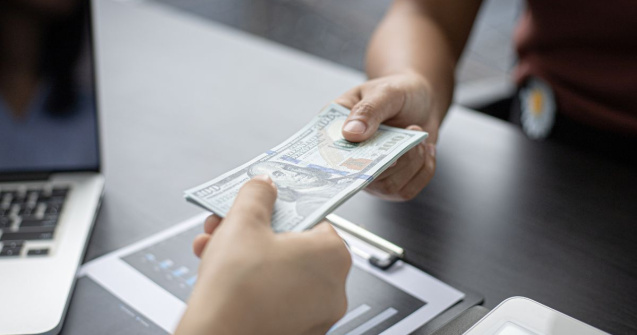 Românii, fani ai cash-ului, dar deschiși spre plățile digitale