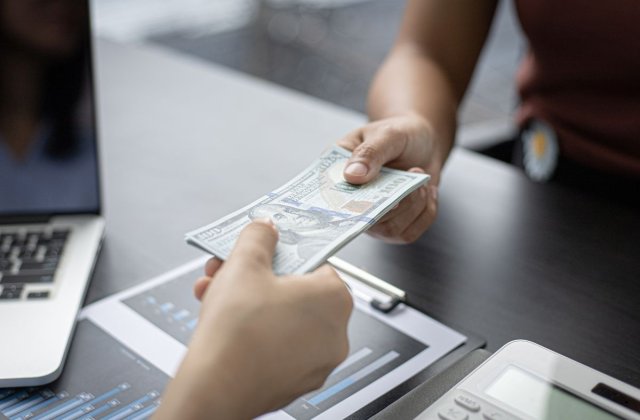 Rom&acirc;nii, fani ai cash-ului, dar deschiși spre plățile digitale - trenduri &icirc;n țara noastră și &icirc;n Europa