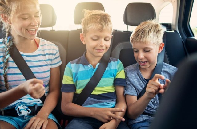 Cum să transformi călătoriile &icirc;n aventuri: 8 idei de jocuri educative pentru copiii &icirc;n deplasare