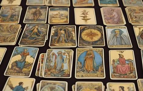 Ce surprize îți rezervă luna august 2024 prin etalarea de Tarot