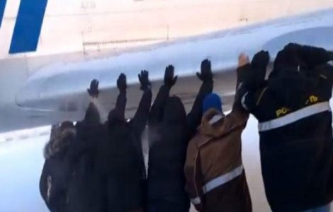  Video  Pasagerii rusi, nevoiti sa IMPINGA un avion
