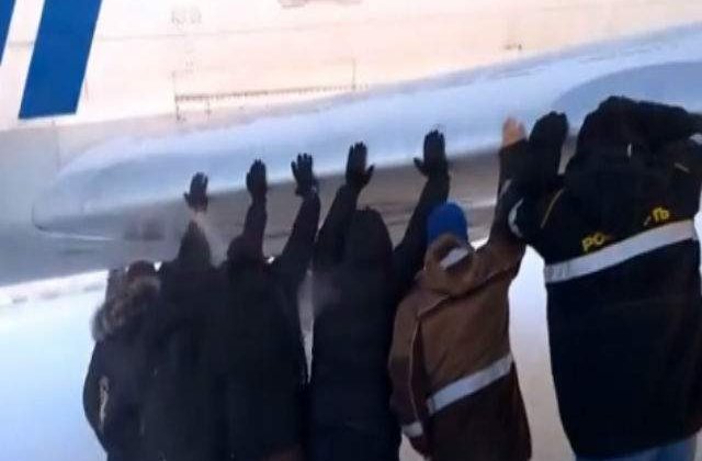 [Video] Pasagerii rusi, nevoiti sa IMPINGA un avion