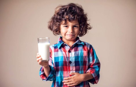 Adevărul despre intoleranța la lactoză la copii: simptomele pe care nu trebuie să le ignori