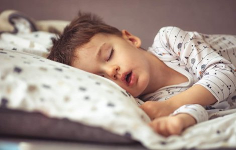Sforăitul sever la copii poate ascunde probleme grave de sănătate respiratorie: Află de ce este urgentă vizita la ORL