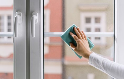 Cum cureți și întreții corect geamurile termopan