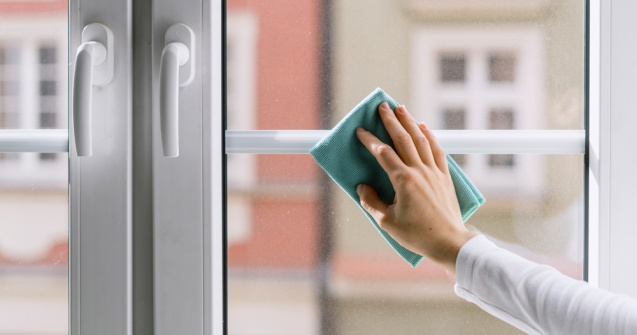 Cum cureți și întreții corect geamurile termopan
