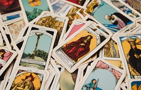 Ce obstacole ascunse îți sabotează relația? Tarotul online îți dezvăluie adevărul!