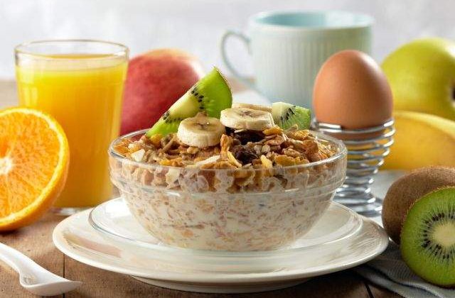 TOP 10 alimente SANATOASE care NU TREBUIE sa lipseasca din masa de dimineata