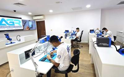 Primul centru de formare de...